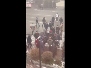 free протестующие в алматы прямо на улице отобрали автомат у силовика hd