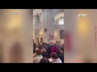 free ксендз предложил прихожанам спеть ой у лузі червона калина во время пасхальной мессы в варшаве hd