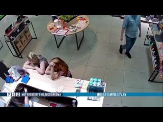 free две девушки взяли забытый паспорт подруги и попробовали на нее оформить кредит hd