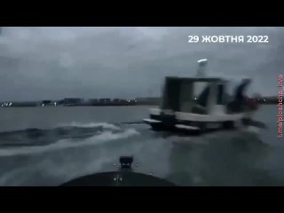 free московитские моряки прыгают за борт в момент атаки дронов на черноморский флот в севастополе hd