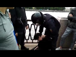 free девушке стало плохо во время задержания на митинге против пенсионной реформы hd