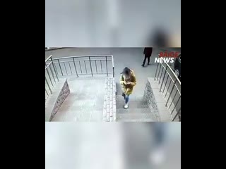 free видео было сделано 29 октября в 1652 в подъезде одной из многоэтажек нур султана на кадрах видно как вслед за hd