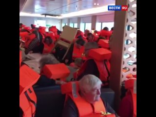 free ужасающие кадры напоминают фильм титаник судно заливает водой мебель и посуда катятся из за сильного крена hd