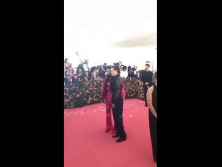 free гарри стайлс и алессандро микеле на розовой дорожке met gala 0605 hd