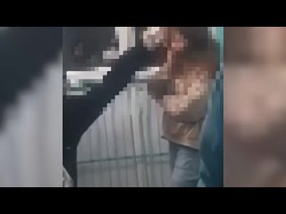 free группа школьниц избила девочку в подъезде жилого дома в подмосковье hd