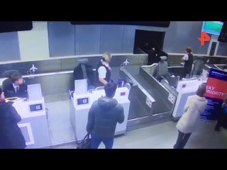 free мужчина в шляпе пробежался по ленте багажа чтобы достать забытые вещи hd