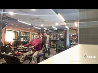 free тренирои с персональным тренером в тренажёрном зале hd