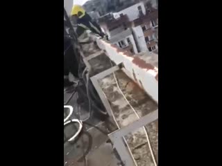 free в стельку пьяный мужик из сербии свалился с крыши на козырек балкона hd