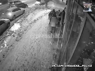 free целый час толпа молодые отбросов кошмарила прохожих на улице в кирове hd