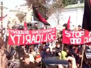 free студентам под красными и красно черными флагами не удалось прорвать милицейские кордоны остановитесь что вы делаете hd