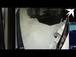 free осторожно шокирующие кадры мать родившая дочь в лосины выбросила ребёнка оставив малышку задыхаться в пластиковом hd