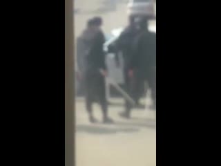 free в чечне полицейские с трубами останавливают машины во время карантина hd