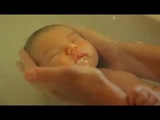free самое лучшее видео как купать малыша hd