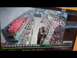 free мужчина попытался задушить мальчика в супермаркете hd