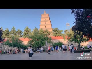 free китаянка практикует тайцзицюань с веером на фоне символа сианя большой пагоды диких гусей hd