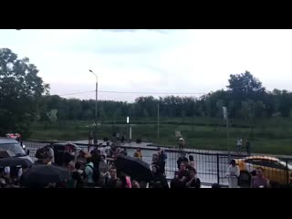 free на улице когда людей перестали пускать они начали кричать позор hd