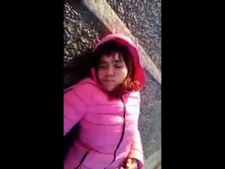 free женщина устала и легла спать прямо на трассе hd