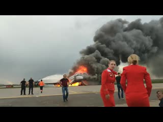free видео снятое в первые минуты после аварийной посадки в аэропорту шереметьево одним из пассажиров самолёта nr hd