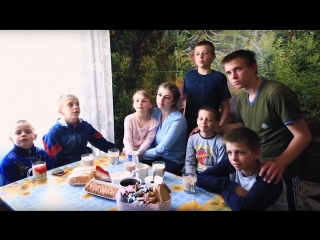 free 20 летняя девушка заменила маму шестерым братьям и сестре hd