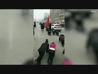 free в китае начальник заставил подчинённых сотрудниц ползти по улице на коленях за невыполнение плана hd