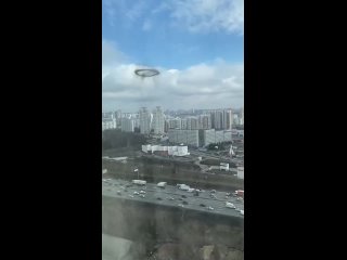 free кольцо черного дыма в небе образовавшееся после хлопка hd