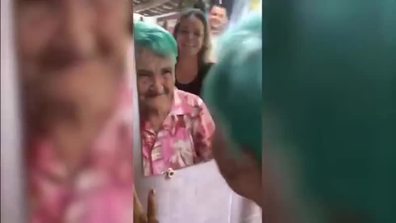 free 80 летняя бабушка несмотря на запрет родных покрасила волосы в зелёный hd