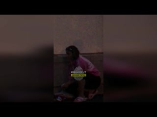 free неадекватная пьяная мать с маленьким ребенком ходит по улицам вагонки hd