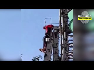 free сорвалась с колеса обозрения в парке аттракционов hd