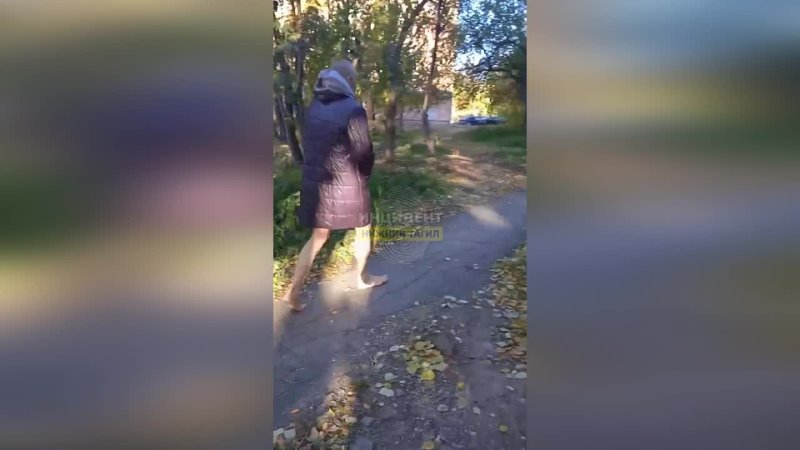 free чудак в тёмном плаще и с голыми ногами разгуливает по улицам нижнего тагила hd