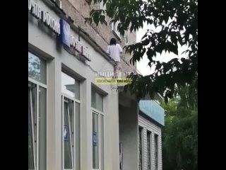 free она махала всем сверху в нижнем тагиле пьяная девушка без трусов решила дать сольный концерт hd
