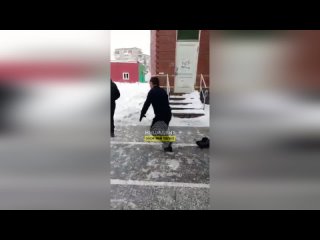free 18 пинал ногами по голове и лицу в дзержинском районе неадекватный пьяный мужчина жестоко избил человека 01 01 2023г hd
