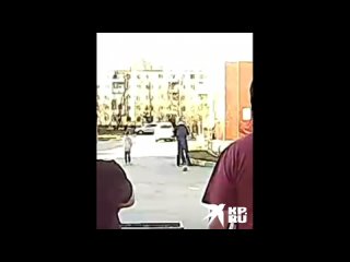 free новосибирец плюнул в лицо 18 летнему обидчику дочери и заставил извиниться перед ней на коленях hd