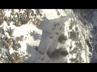 free горнолыжник спускается с большого склона с парашютом hd