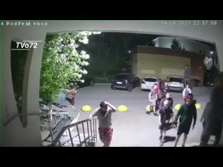 free драка в тюмени трое вышли прогнать молодые которые слишком громко разговаривали под окнами hd