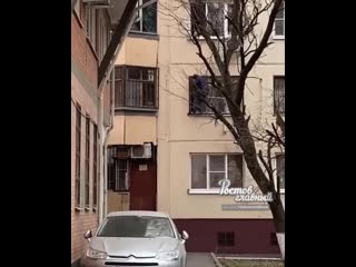 free на зорге мужчина залез на второй этаж и попытался выбить окно ростов на дону главный hd