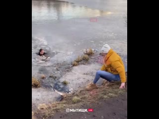 free молодая мама бросилась в ледяное озеро спасать тонущую молодые в московской области hd