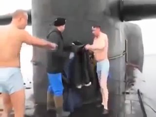 free армия на подводной лодке на спор купаются в северном ледовитом океане hd
