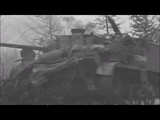 free машины 30 го британского корпуса проезжают мимо горящего sherman firefly в руурло голландия 1 апреля 1945 года hd