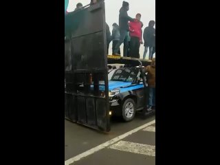free в казахстане продолжаются протесты в алматы протестующие взобрались на спецтехнику и едут вместе с силовиками hd