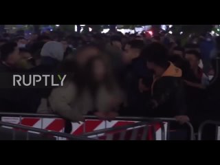 free ценой разорванной сумки и частично штанов двум девушкам удалось вырваться из толпы мигрантов в итальянском милане hd