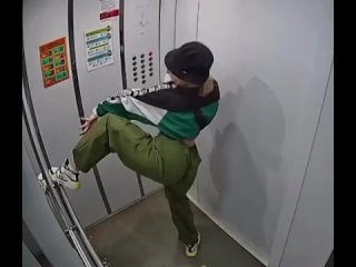 free в тюменском лифте заметили девушку которая внезапно решила устроить танцы в стиле тверк интересно hd