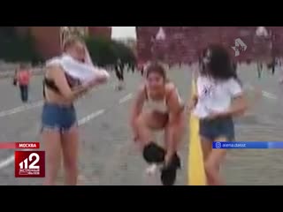 free три девушки блогера решили обнажиться прямо на красной площади hd