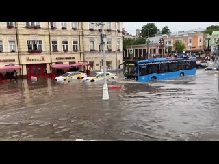 free машины по капот в воде вырванные деревья москва продолжает сталкиваться с последствиями сильного ливня hd