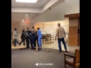 free машина протаранила здание клиники неотложной помощи в техасе hd