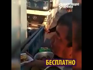free на границе казахстана и кыргызстана волонтеры раздают еду стоящим в очереди дальнобойщикам их не пропускают по hd