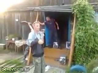 free неожиданное завершение пьяных танцев с лопатой в руках hd