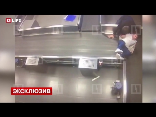 free слабонервным не смотретькамеры зафиксировали как девочке зажало руку на транспортёрной ленте в аэропорту hd