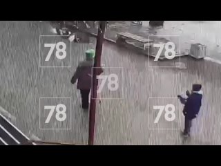 free видео девушка бросила коктейль молотова в избирательный участок в спб 15 марта 2024 hd