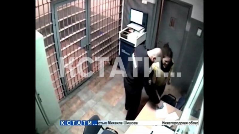 free пьяная скандалистка после дебоша воткнувшая ручку в ладонь полицейского пытается посадить капитана полиции hd
