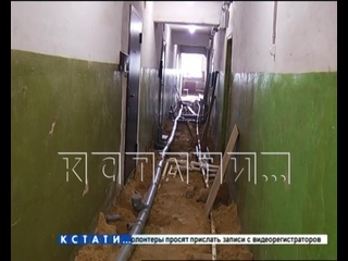 free рабочий спит ремонт не идет жители дома оказались забыты посреди капитального ремонта hd